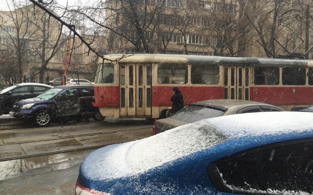 Трамвай злетів з колій. / © ТСН.ua