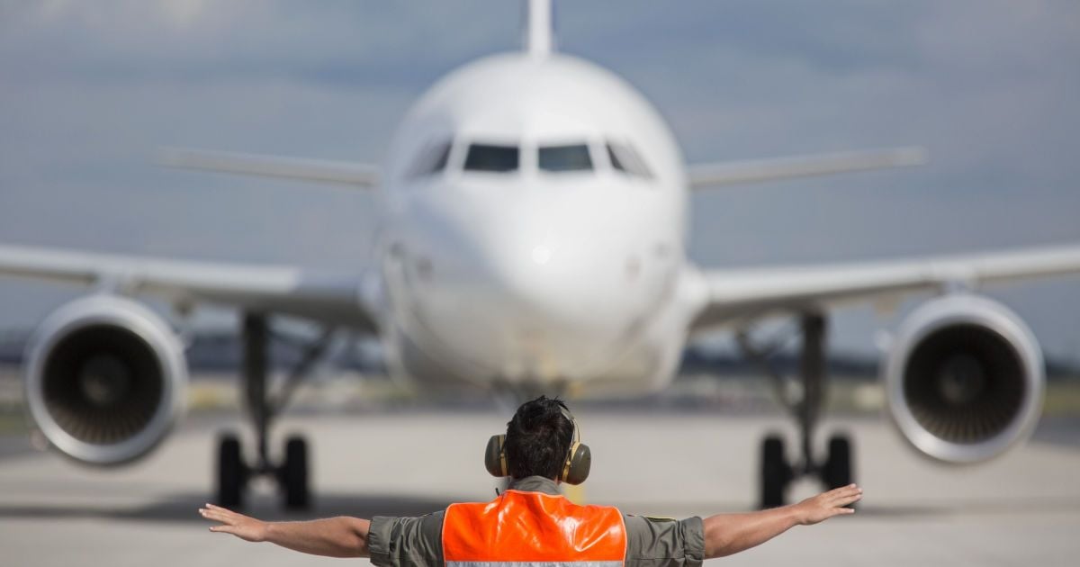 Из похищенного египетского самолета вышла часть заложников