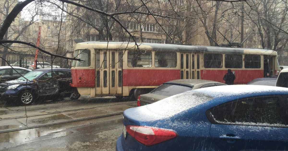 Трамвай злетів з колій.