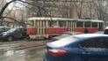 В Киеве на Подоле трамвай слетел с рельс и разбил внедорожник