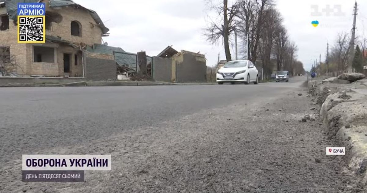 На зруйнованих вулицях Бучі вже стелять новий асфальт, але люди досі стоять в черзі до волонтерів по хліб