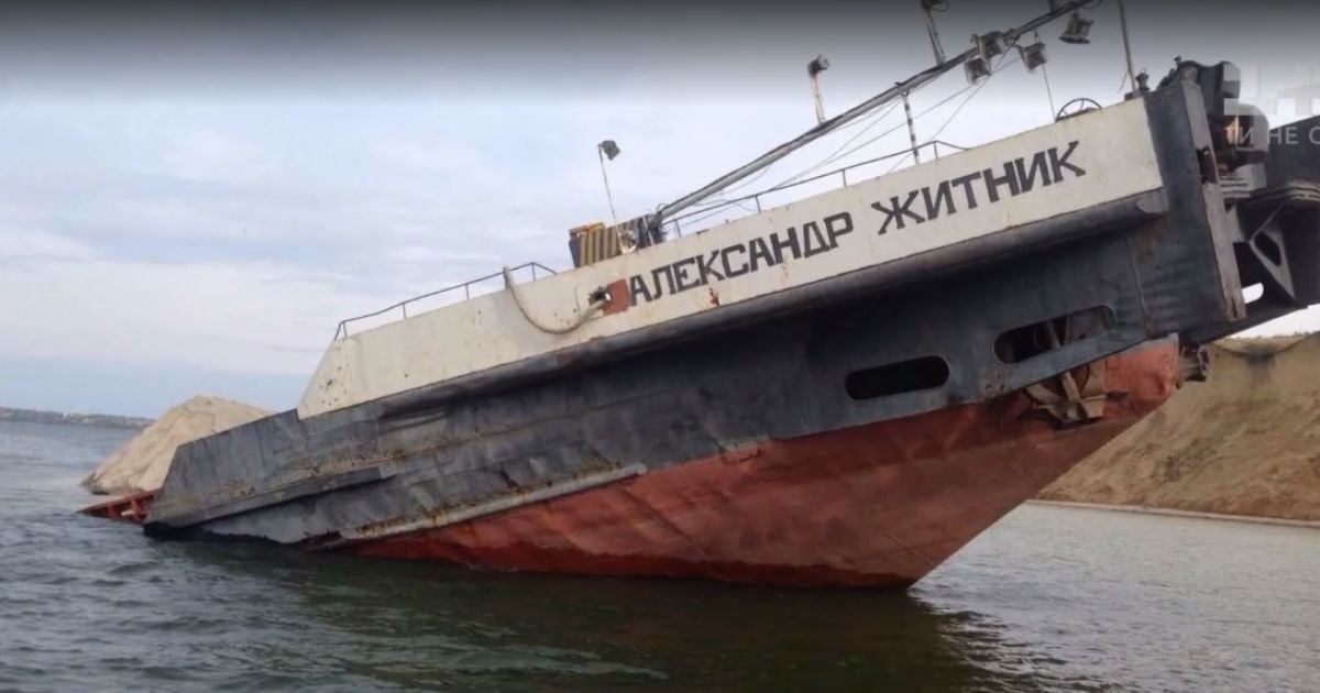 Нефтяное пятно на 6 км: затонулая баржа на Херсонщине давно исчерпала срок эксплуатации 