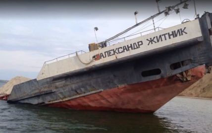 Нефтяное пятно на 6 км: затонулая баржа на Херсонщине давно исчерпала срок эксплуатации 