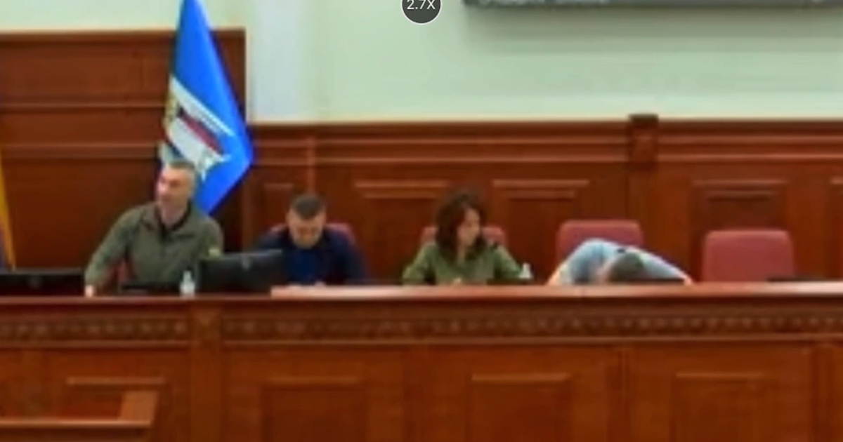Заступник мера Києва Петро Оленич заснув під час сесії Київради