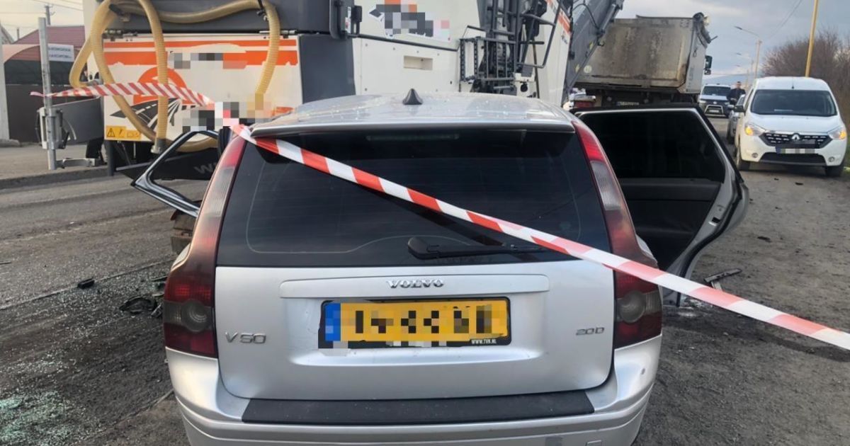 У Закарпатській області автомобіль врізався у спецтехніку, яка ремонтувала дорогу: двоє загиблих (фото)