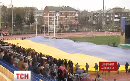 В прифронтовом Артемовске развернули огромный сине-желтый флаг
