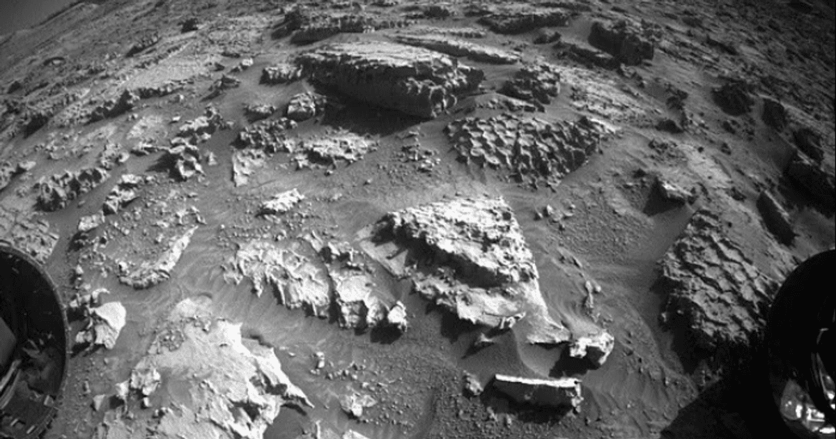 Марсохід Curiosity виявив на поверхні Марса низку загадкових структур у вигляді "меда та вафель", і вчені досі не впевнені, як вони утворилися.