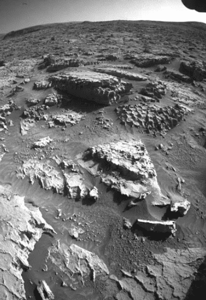 Марсоход Curiosity обнаружил на поверхности Марса целый ряд загадочных структур в виде "меда и вафель", и ученые до сих пор не уверены, как они образовались.