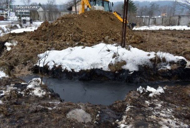 Масштабний витік нафти забруднив землю.  / © Львівська обласна прокуратура