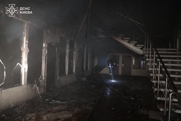 В результате попадания вражеского БПЛА возник пожар. / © ГУ ГСЧС в Киеве