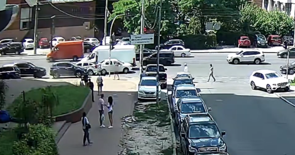 В Киеве на улице Антоновича произошло ДТП: три автомобиля разбиты, один водитель травмирован