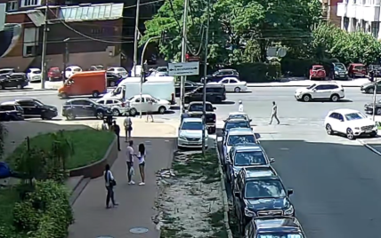 В Киеве на улице Антоновича произошло ДТП: три автомобиля разбиты, один водитель травмирован