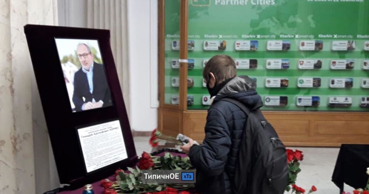 "Спасибо вам за Харьков": люди несут цветы в горсовет и засыпают соболезнованиями страницы Кернеса в соцсетях