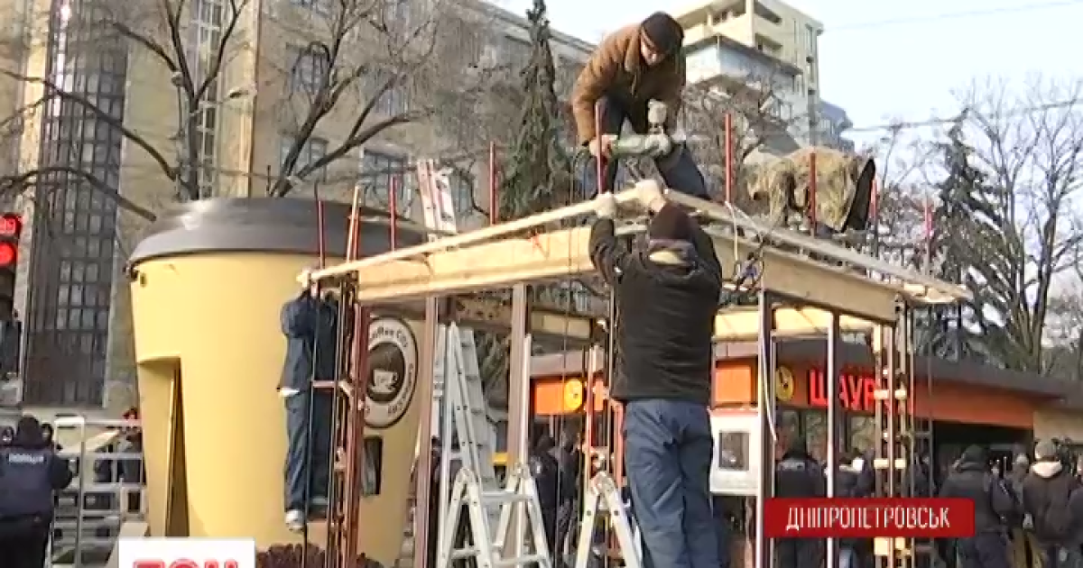 В Днепропетровске болгарками крушат более полусотни незаконных МАФов