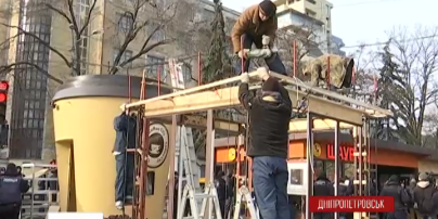 В Днепропетровске болгарками крушат более полусотни незаконных МАФов