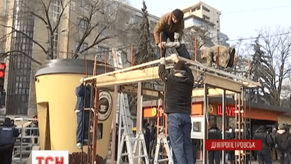 В Днепропетровске режут на куски киоски