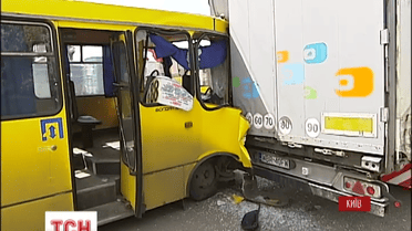 У Києві маршрутка врізалась у фуру