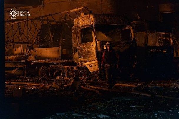Під ворожим ударом опинилися Святошинський та Дарницький райони Києва / © ДСНС