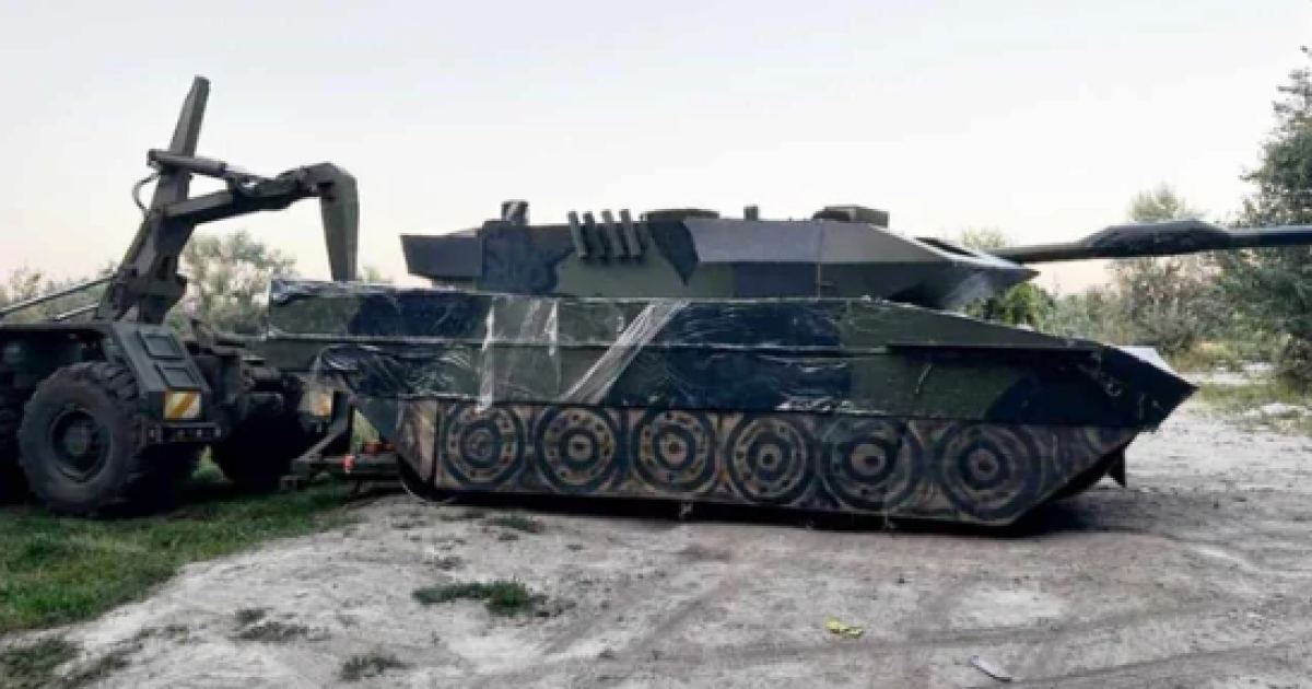Українська імітація танка Leopard 2A4, розміщена на Донеччині влітку 2024 року