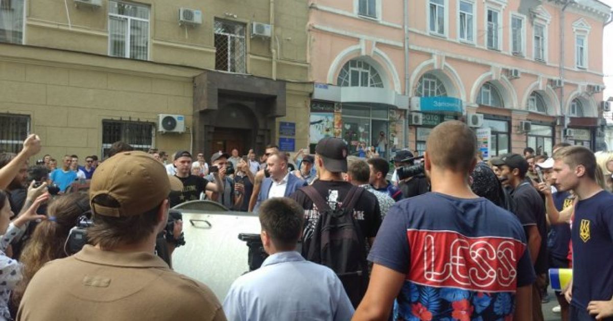 Сутички у міськраді Харкова: заступника мера кинули в смітник, депутати забарикадувалися в залі
