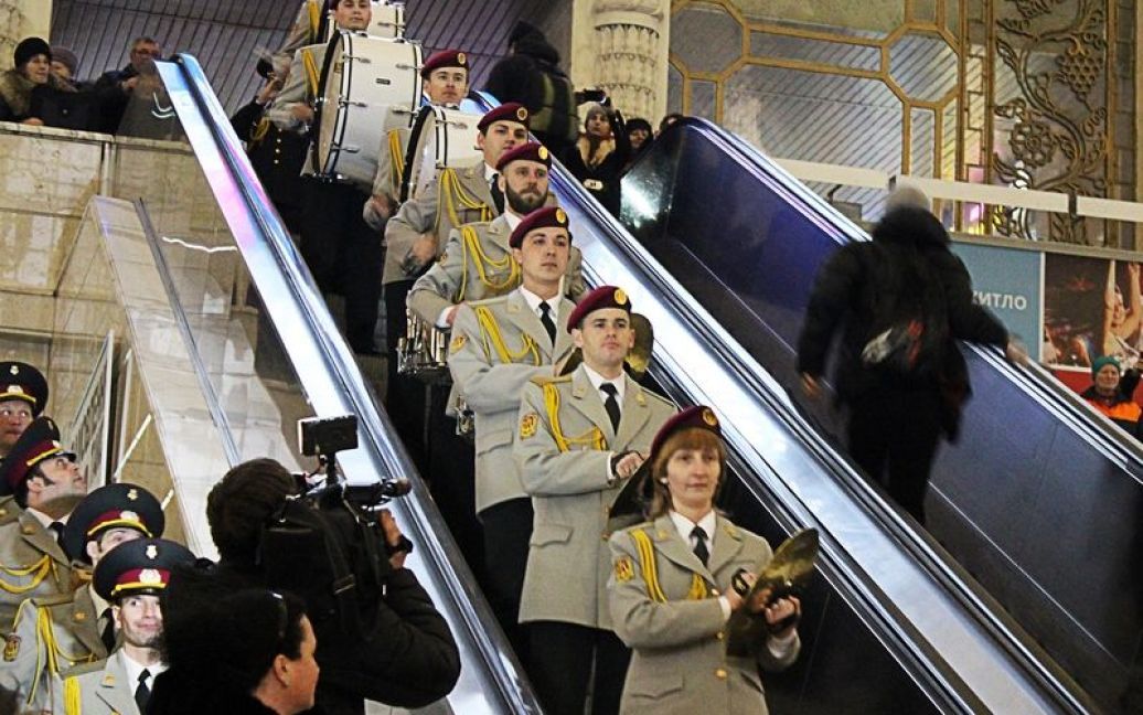 На залізничному вокзалі в Києві влаштували флешмоб до Дня Соборності України / © re-actor.net