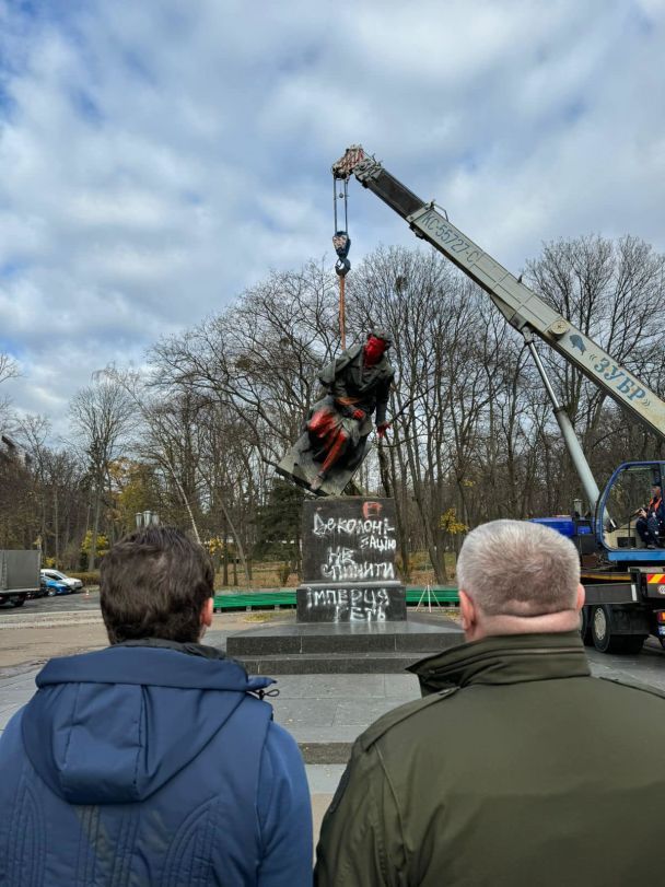 Демонтаж пам'ятника Пушкіну в Києві / Фото з Facebook-сторінки Дмитра Білоцерківця