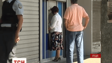 Грекам все труднее получить наличные