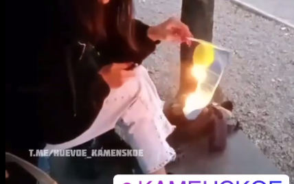 У Кам'янському дівчина спалила прапор України: в поліції відкривають кримінальне провадження
