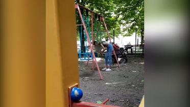 В Одессе молодая мать под кайфом гуляет с ребенком
