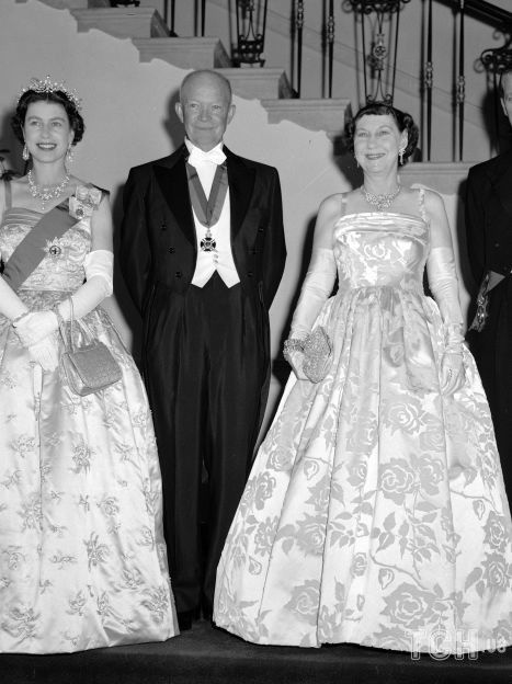 Президент Дуайт Ейзенхауер і перша леді Меймі з королевою Єлизаветою II і її чоловіком принцом Філіпом, 17 жовтня 1957 року в Білому домі / © Associated Press