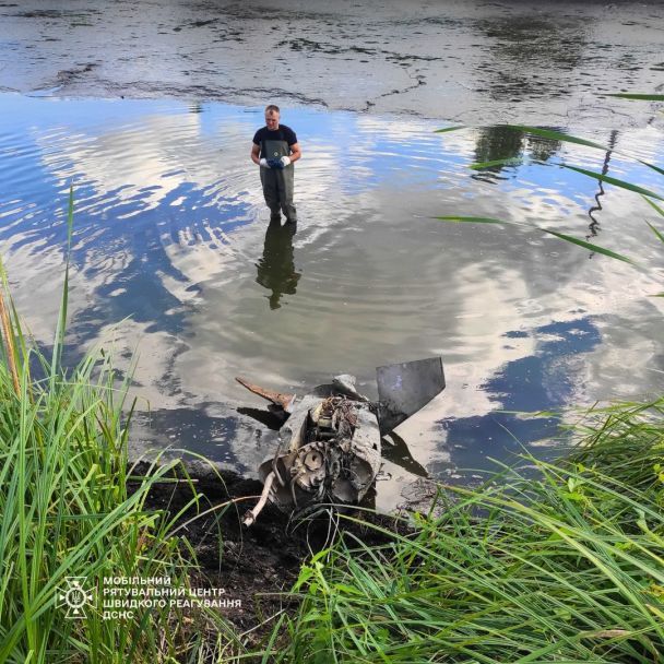 Сапер-водолаз біля небезпечного уламка російської крилатої ракети Х-101 / © Управління ДСНС Києва