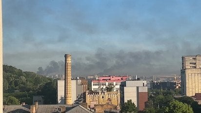 Над Києвом густий дим після обстрілу, є обмеження руху транспорту