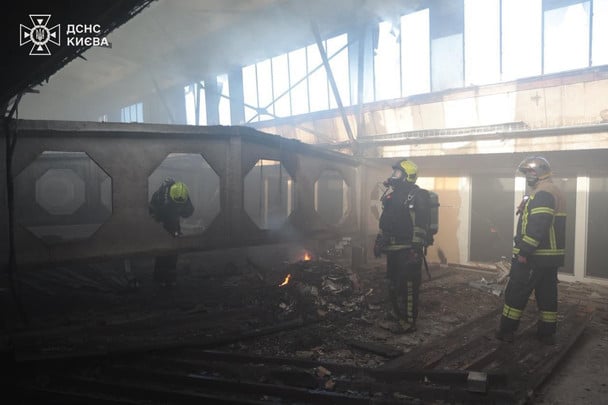 В результате попадания вражеского БПЛА возник пожар. / © ГУ ГСЧС в Киеве