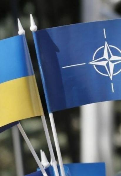 Флаги Украины и НАТО