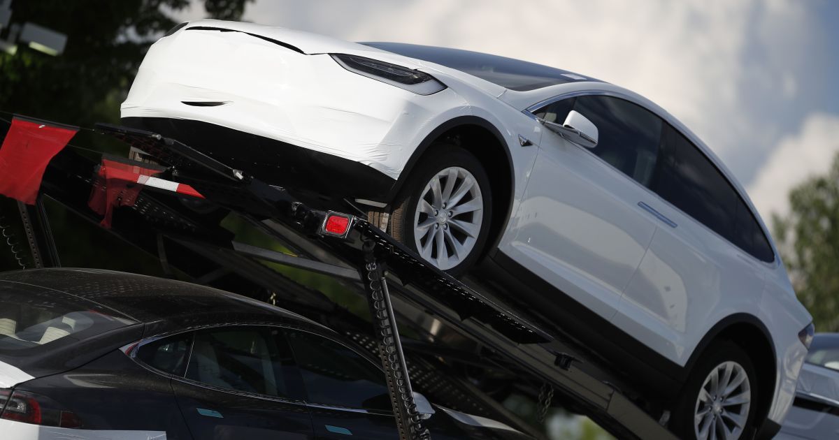 Tesla зупинила продаж двох флагманських моделей за межами США та Канади