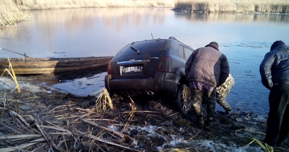 На Черкащині рибалки натрапили у Дніпрі на затоплений позашляховик із мертвими людьми