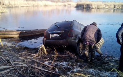 На Черкащині рибалки натрапили у Дніпрі на затоплений позашляховик із мертвими людьми