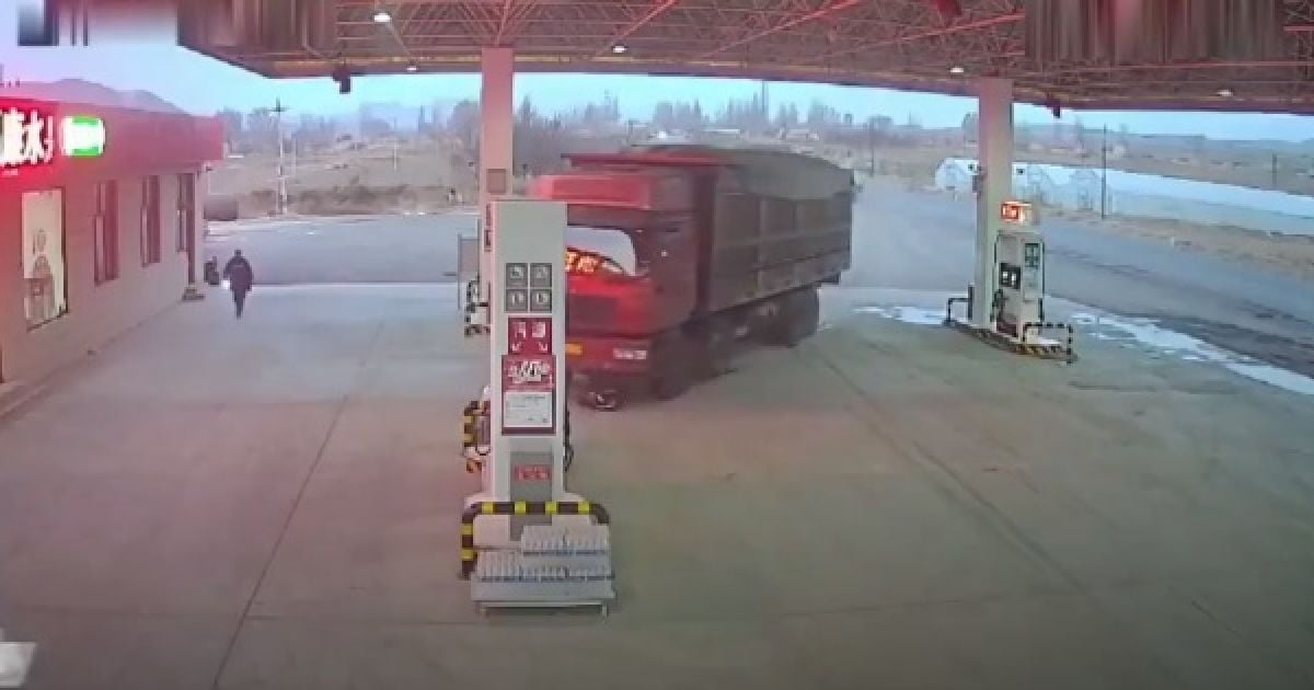 В Китае водитель попал под колеса грузовика, пытаясь остановить его собственным телом