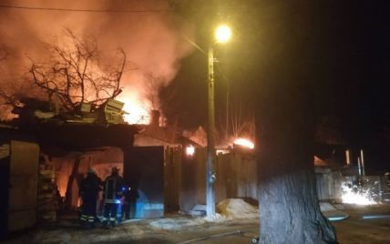 У Києві горять чотири будинки, лунають вибухи