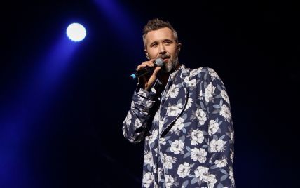 В халате с цветочным принтом и босиком: Сергей Бабкин собрал аншлаг на концерте в Киеве