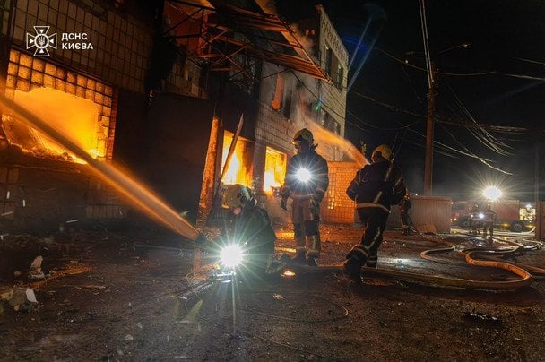 Під ворожим ударом опинилися Святошинський та Дарницький райони Києва / © ДСНС