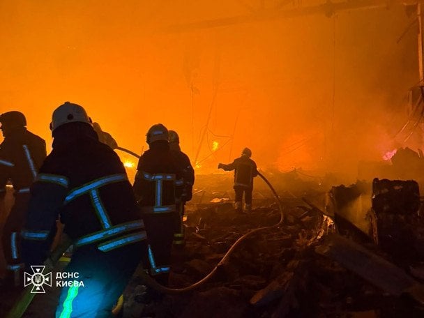 Під ворожим ударом опинилися Святошинський та Дарницький райони Києва / © ДСНС