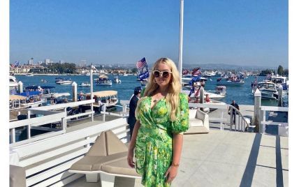 У квітковій сукні з пікантним декольте: донька Трампа у яскравому образі відвідала сонячну Каліфорнію