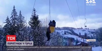 Рятувальна операція: на гірському курорті надзвичайники спустили 74 людини з підйомника