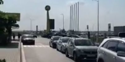 Росіяни масово поспішають втекти із Криму: перед Керченським мостом декілька днів - кілометрові затори (відео)