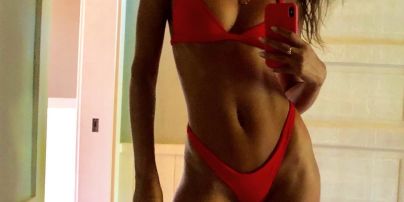 Сексуальная Лаис Рибейро в красном бикини отдыхает на Гавайях
