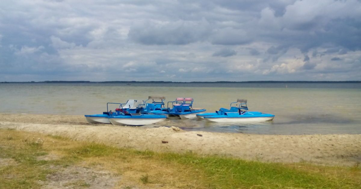 На Світязі водолази врятували шістьох дорослих і двох дітей, які перекинулись на катамарані