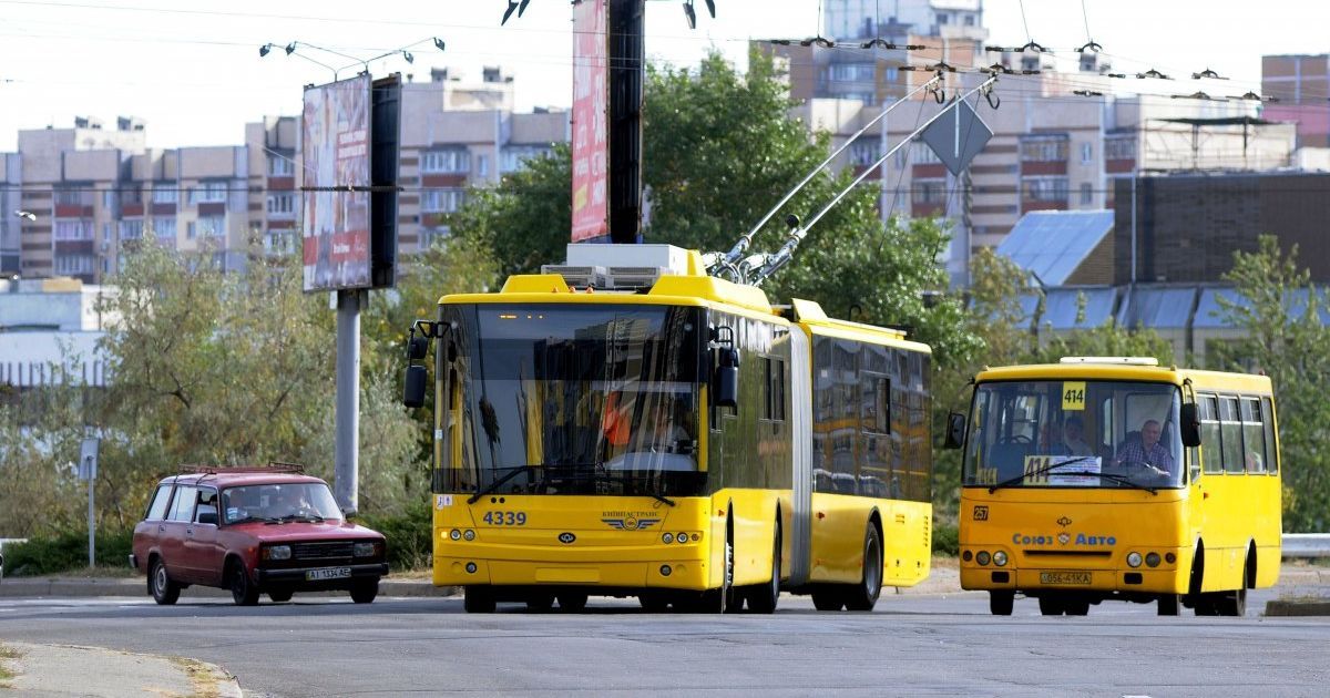 Киевский маршрутщик вляпался в неприятную ситуацию: его заметили за странным занятием прямо за рулем (видео)