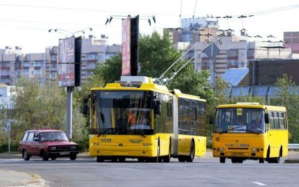Киевский маршрутщик вляпался в неприятную ситуацию: его заметили за странным занятием прямо за рулем (видео)