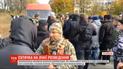 Постріли у повітря і штовханина з копами: добровольці намагались прорватись до КПВВ "Золоте"